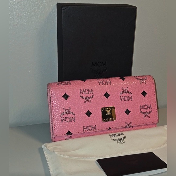 MCM Leather Monogram Wallet Pink I need the baby pink ☹️🙈 - Picture 11 of 12
